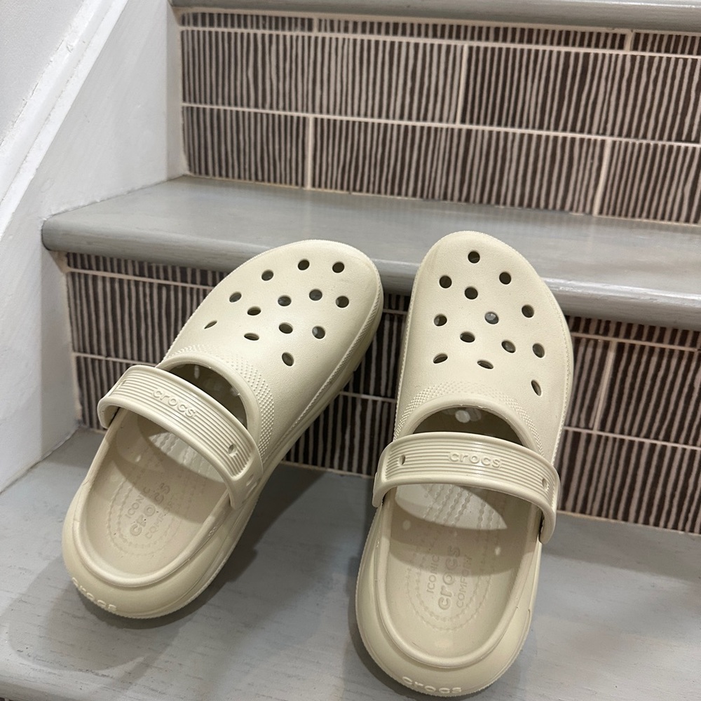 Crocs Classic Clog Mule in Biscuit (Beige)